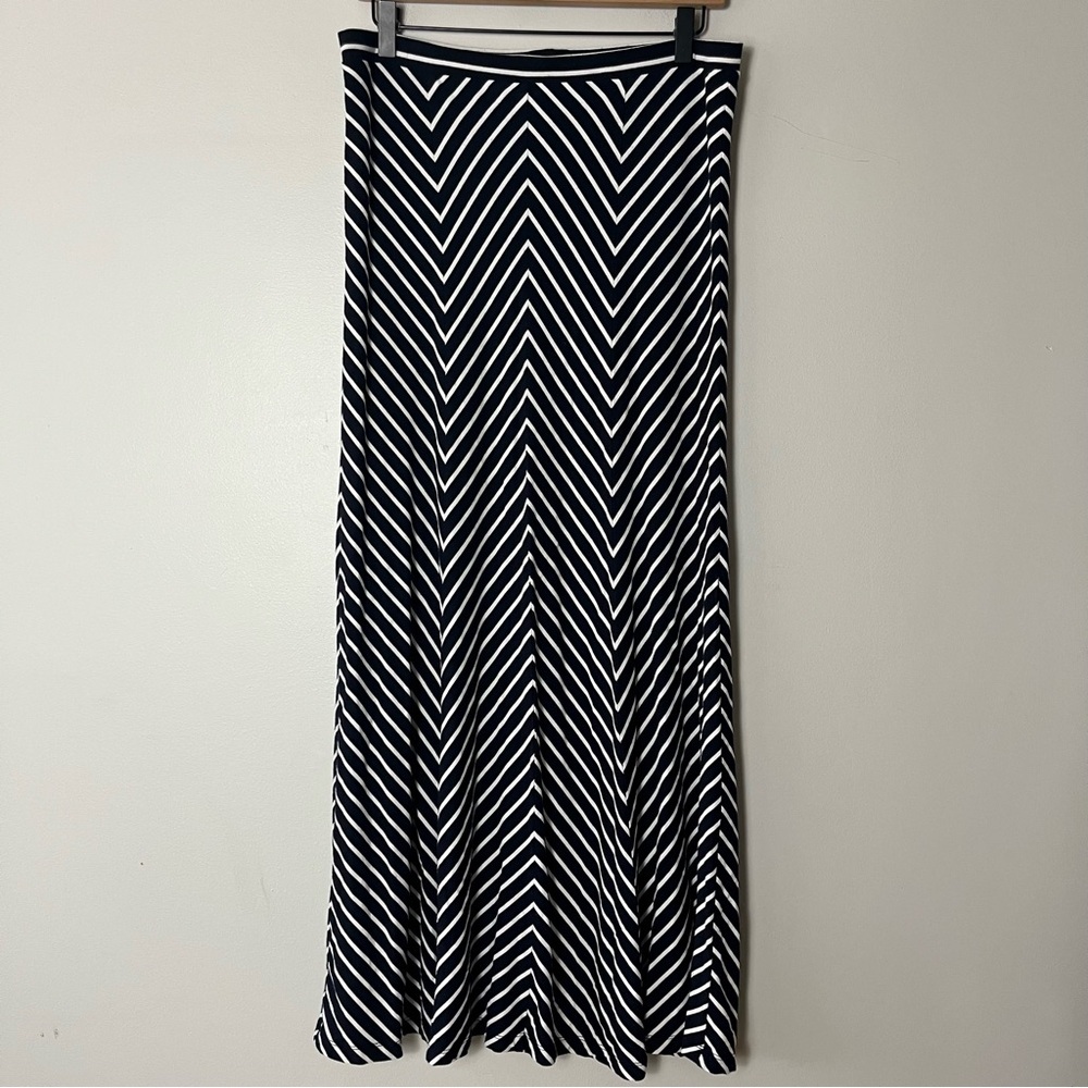 Ann Taylor Petites Stretchy Black and White Chevron Maxi Skirt Small Petite